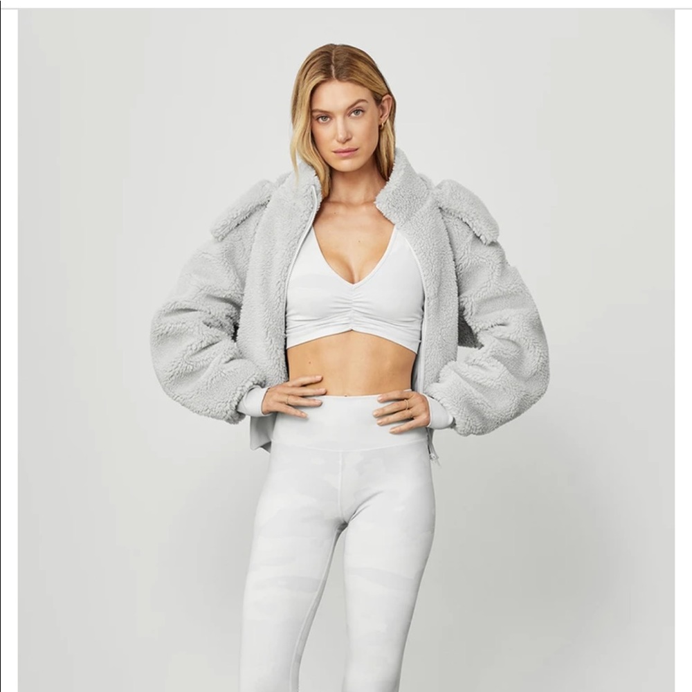 Alo Foxy Sherpa in Dove Grey (M)